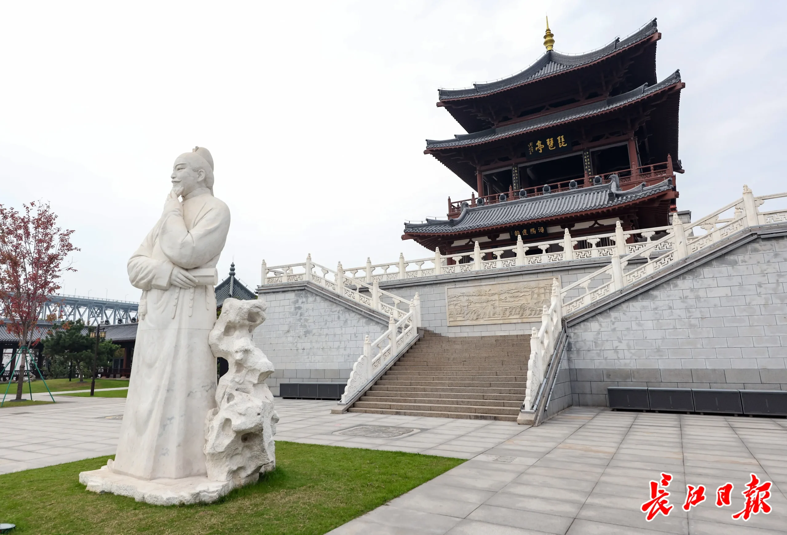 Lầu Tỳ Bà và tượng Bạch Cư Dị