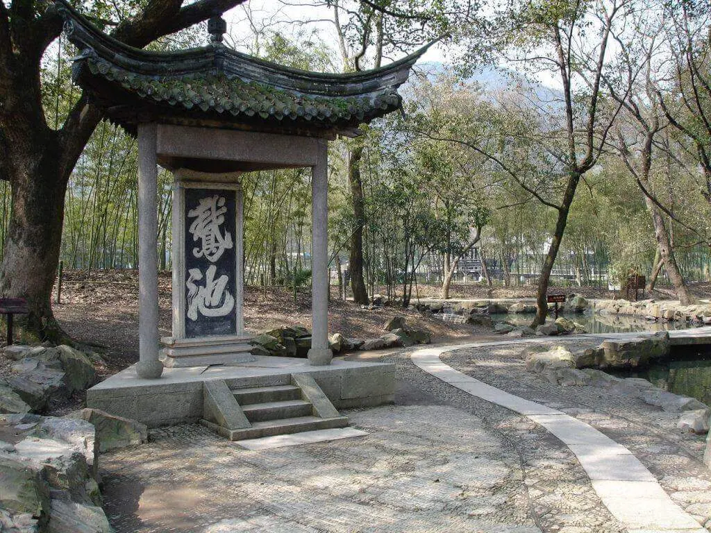 Đình đá tại di tích Đình Hoa Lan
