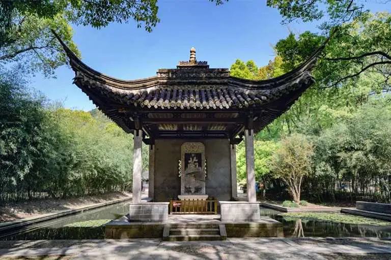Gian thờ truyền thống ở Thiệu Hưng