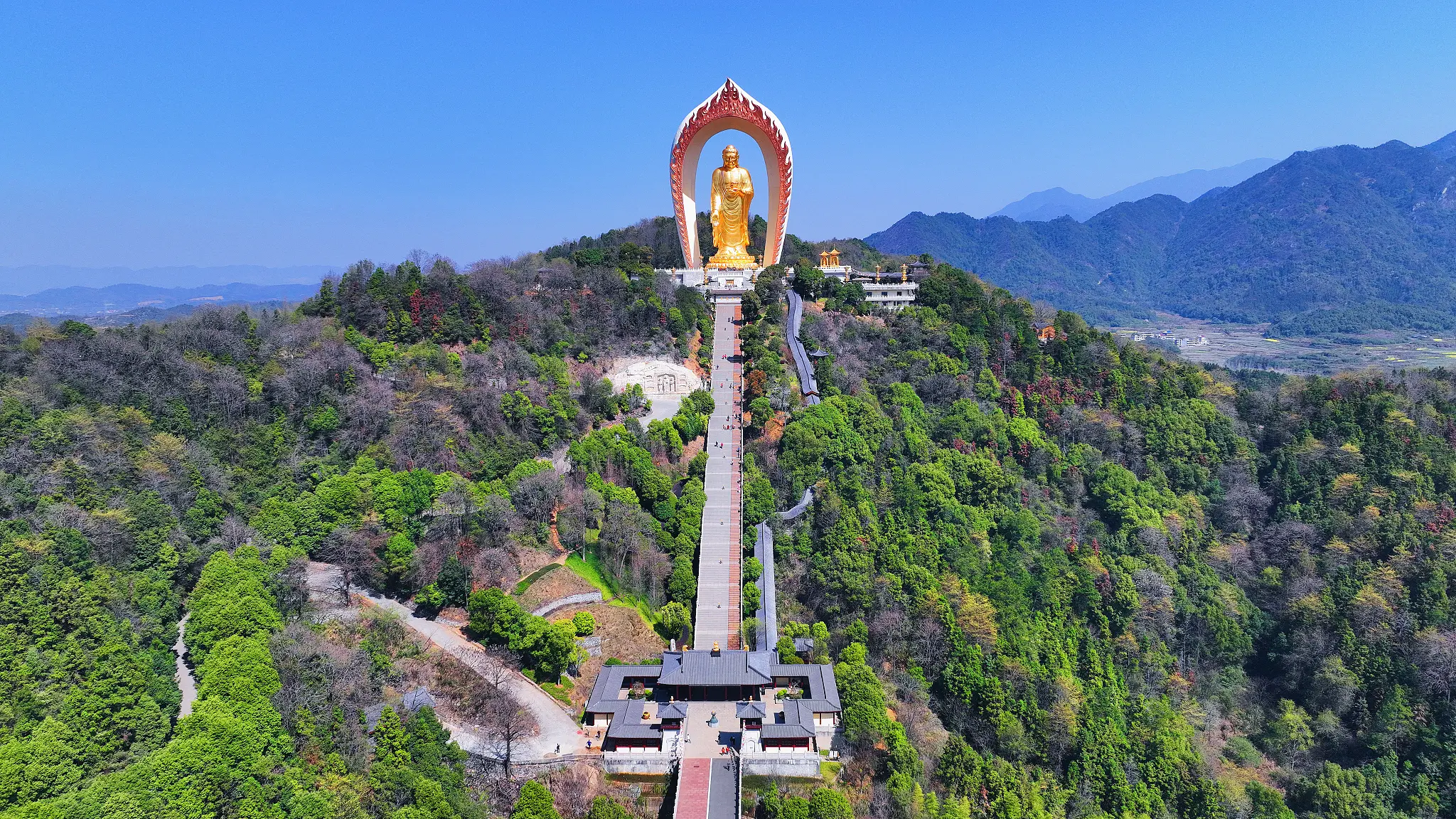 Tượng Phật A Di Đà bằng vàng khổng lồ sừng sững trên sườn đồi