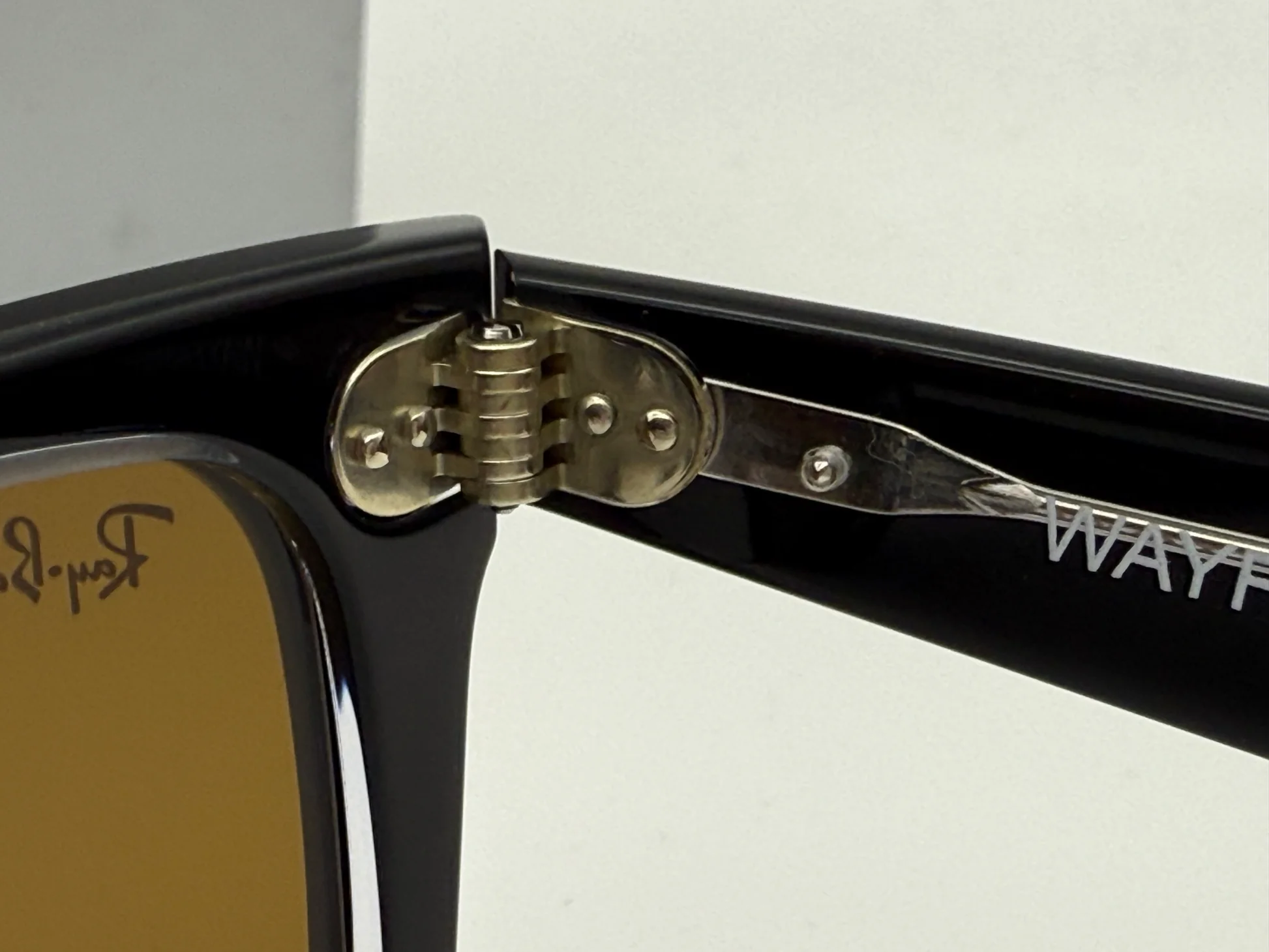 Khớp của Rayban chính hãng
