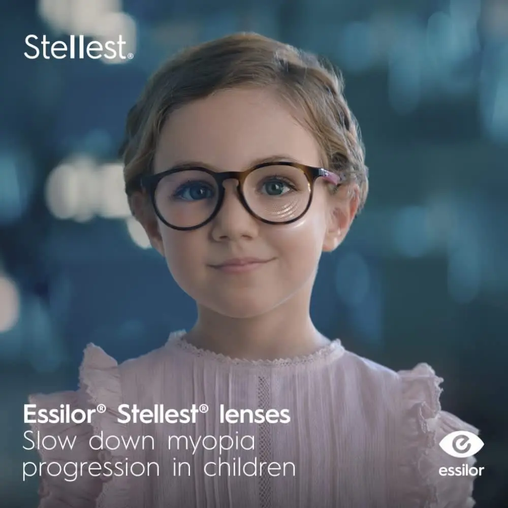 Một bé gái đeo kính áp tròng Essilor Stellest được thiết kế để làm chậm quá trình tiến triển cận thị ở trẻ em