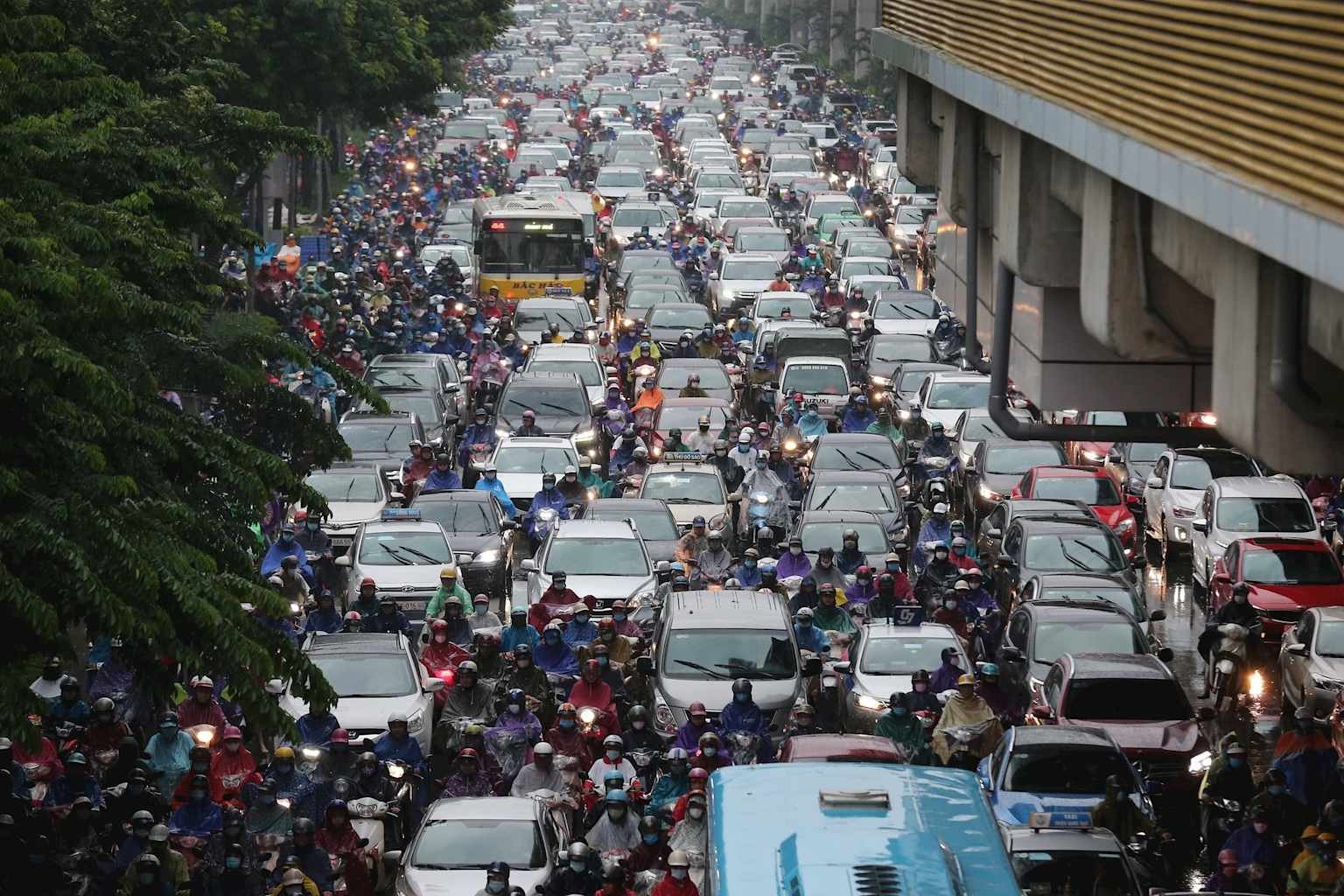 Tình trạng tắc nghẽn giao thông nghiêm trọng với ô tô và xe máy chen chúc trên một con đường thành phố ở Việt Nam