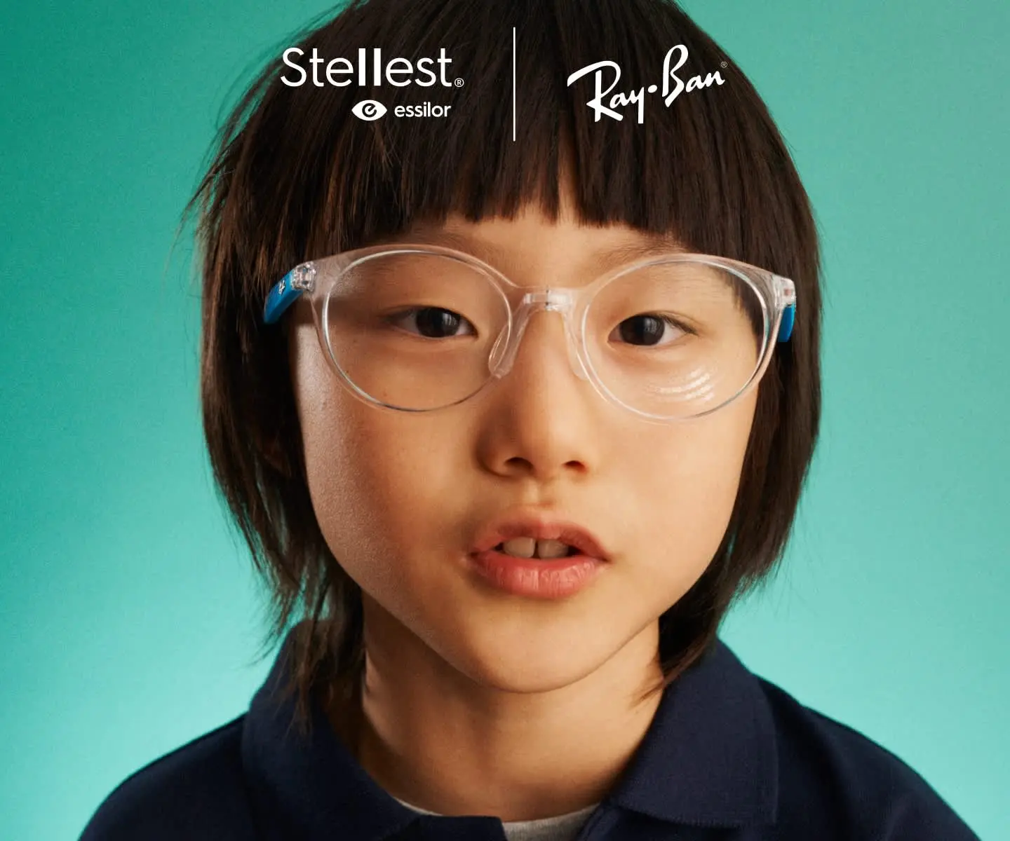 Trẻ em đeo kính trong suốt với tròng kính Stellest của Essilor được thiết kế để làm chậm quá trình tiến triển của cận thị