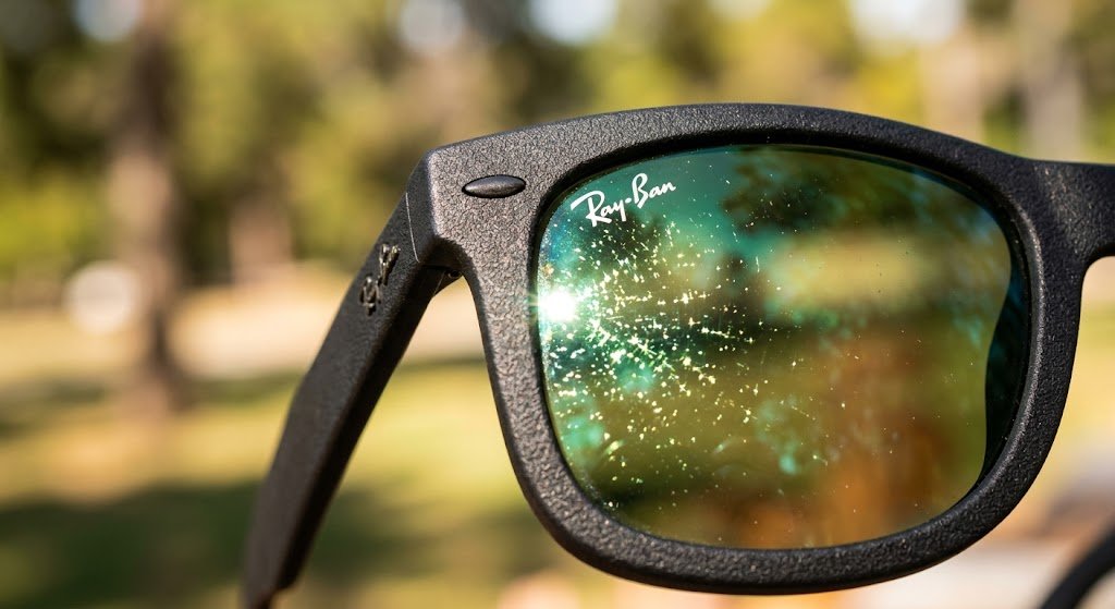 Chất liệu gọng Nylon cao cấp và tròng Polycarbonate xanh rêu của Ray-Ban RB4165F 601/71